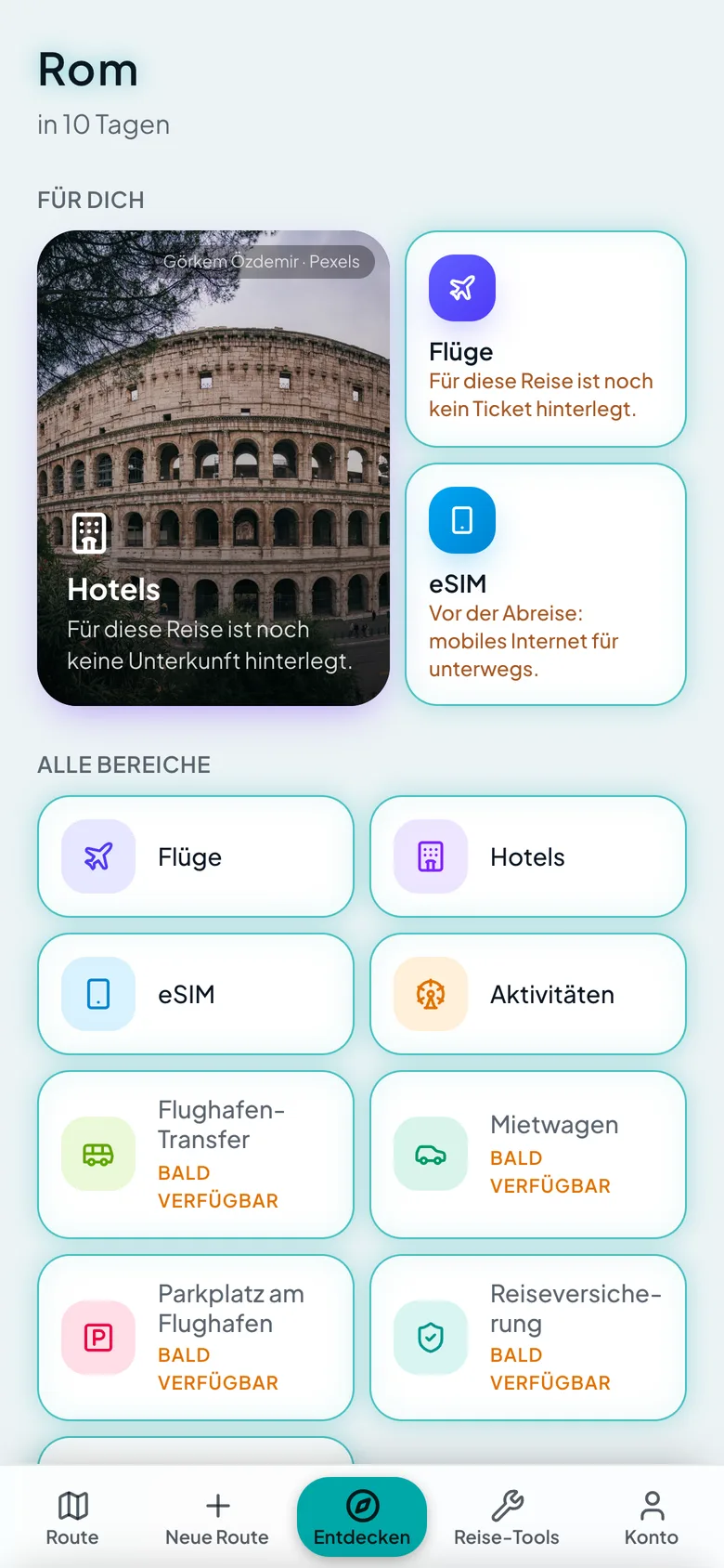 Der Entdecken-Bereich mit Vorschlägen für Hotels, Flüge und eSIM sowie allen Buchungskategorien.